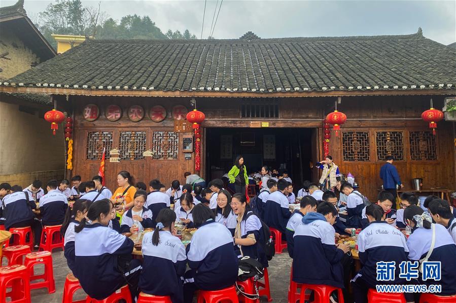 （在習近平新時代中國特色社會主義思想指引下&mdash;&mdash;新時代新作為新篇章&middot;習近平總書記關(guān)切事&middot;圖文互動）（2）精準扶貧7年，十八洞村&ldquo;長&rdquo;出10余種新職業(yè)