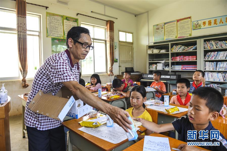 （新華全媒頭條&middot;圖文互動(dòng)）（12）歷史交匯點(diǎn)上的宏偉藍(lán)圖&mdash;&mdash;《中共中央關(guān)于制定國民經(jīng)濟(jì)和社會(huì)發(fā)展第十四個(gè)五年規(guī)劃和二〇三五年遠(yuǎn)景目標(biāo)的建議》誕生記