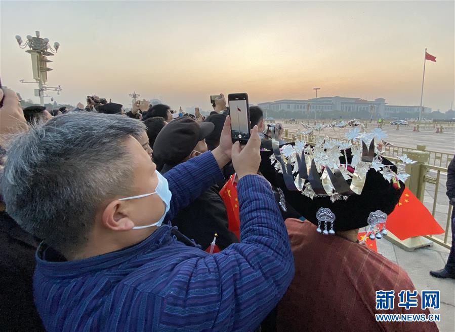 （圖文互動）（2）夢圓之后追新夢&mdash;&mdash;十八洞村村民觀看升國旗儀式特寫