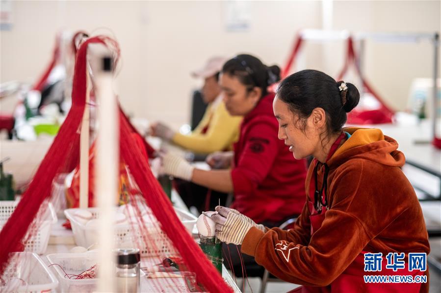 （決戰(zhàn)決勝脫貧攻堅(jiān)&middot;圖文互動(dòng)）（2）搬遷點(diǎn)的快樂(lè)事&mdash;&mdash;云南努力讓搬遷群眾安居樂(lè)業(yè)