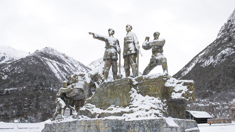 甘當(dāng)路石 民族團(tuán)結(jié)&mdash;&mdash;&ldquo;兩路&rdquo;精神述評(píng)