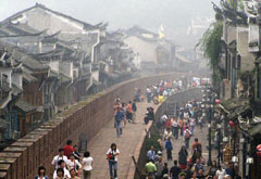 游客在湖南湘西鳳凰古城觀(guān)光