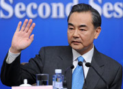 外交部部長王毅向記者致意