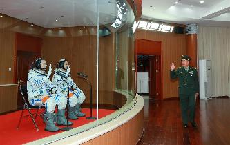 范長龍看望神舟十一號航天員景海鵬、陳冬