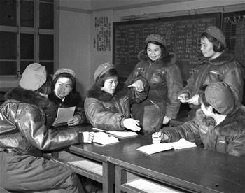 第一批女飛行員：毛澤東稱贊，細妹子不簡單，飛得好高啊