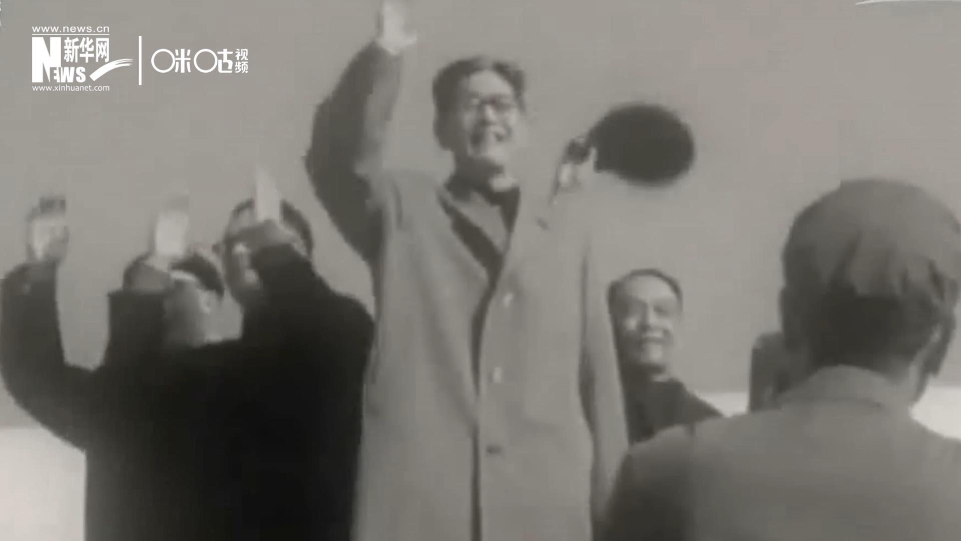 1971年11月9日，全新成立的中國(guó)聯(lián)合國(guó)代表團(tuán)在群眾的歡呼與掌聲中登上專機(jī)，正式開啟了中國(guó)的聯(lián)合國(guó)之旅。