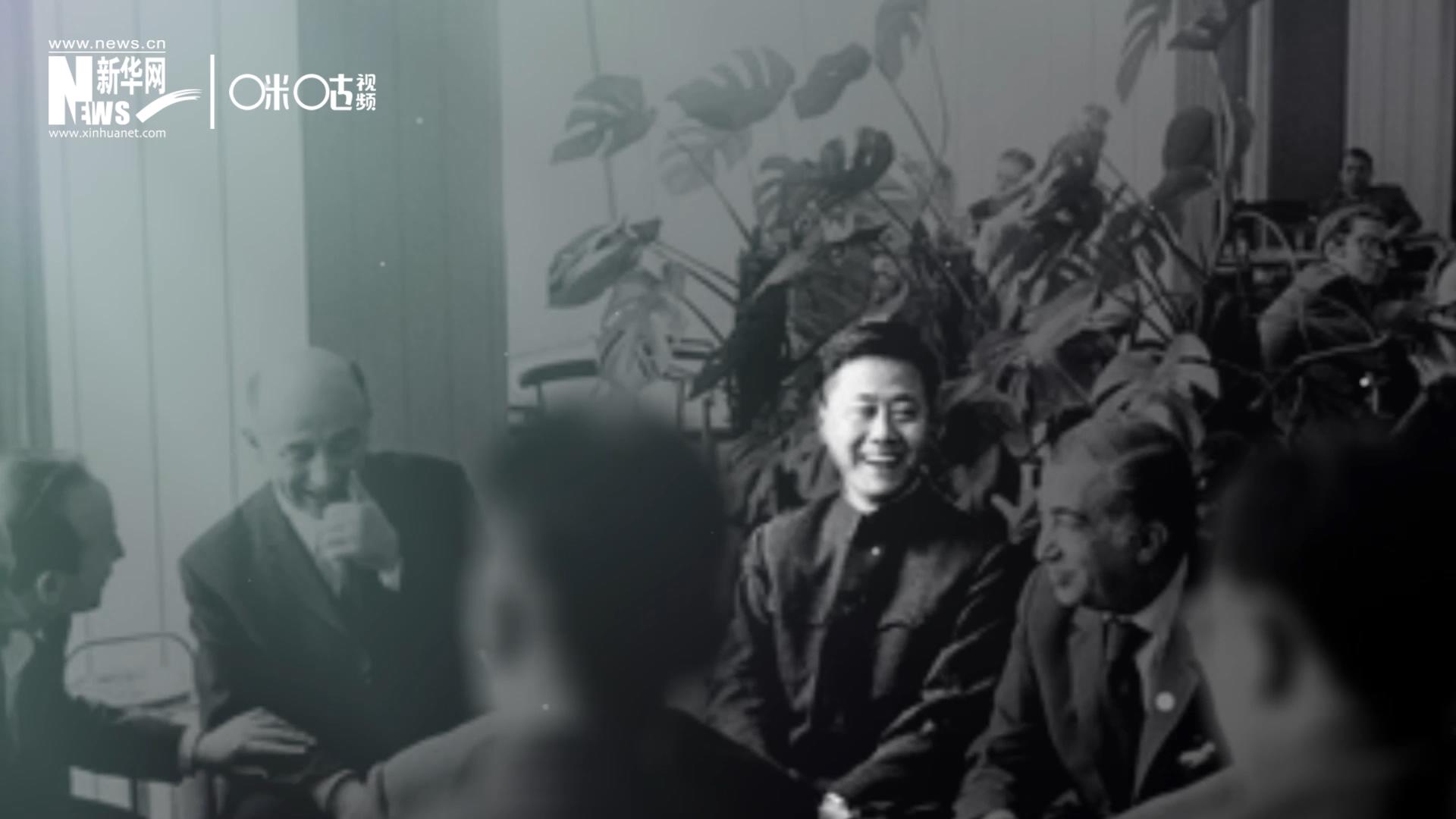 照片里的這個(gè)人是高梁，原新華社國(guó)際部記者。原本作為代表團(tuán)隨行記者的他接到通知，由他帶領(lǐng)一支先遣小組先行去紐約。