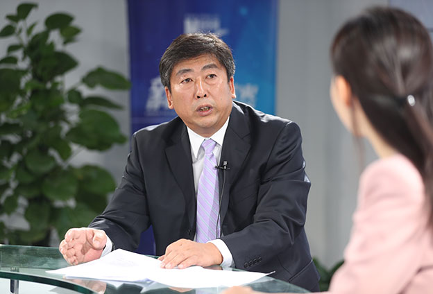 具體落在實處就是把方向，管大局，保落實