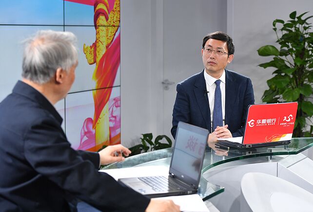 您再給我們梳理一下，黨章中有關(guān)&ldquo;基本路線&rdquo;的修改情況。