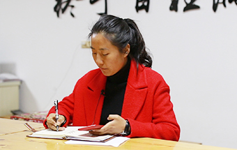 回鄉(xiāng)，立志改變家鄉(xiāng)落后面貌