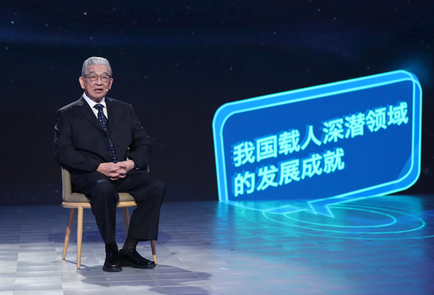 抱著要建造先進(jìn)的海軍裝備保家衛(wèi)國(guó)的心愿，考入了交通大學(xué)造船系