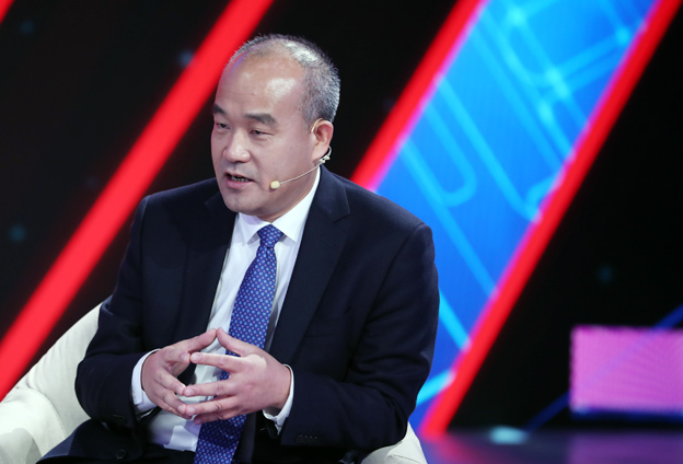 年輕人要有遠大理想，要了解到科技的核心要素所在，專心，靜下心來打好基礎(chǔ)。