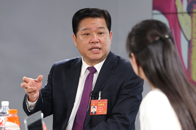 一絲不茍摘窮帽，全力以赴拔窮根