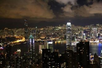 中央對香港行政長官是有標(biāo)準(zhǔn)的，是一貫的