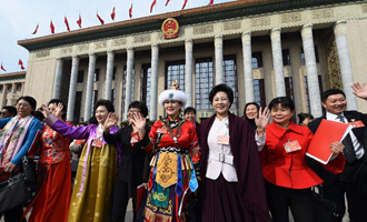 閉幕會(huì)后，代表走出人民大會(huì)堂