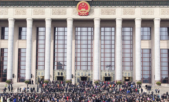 閉幕會(huì)后，代表走出人民大會(huì)堂