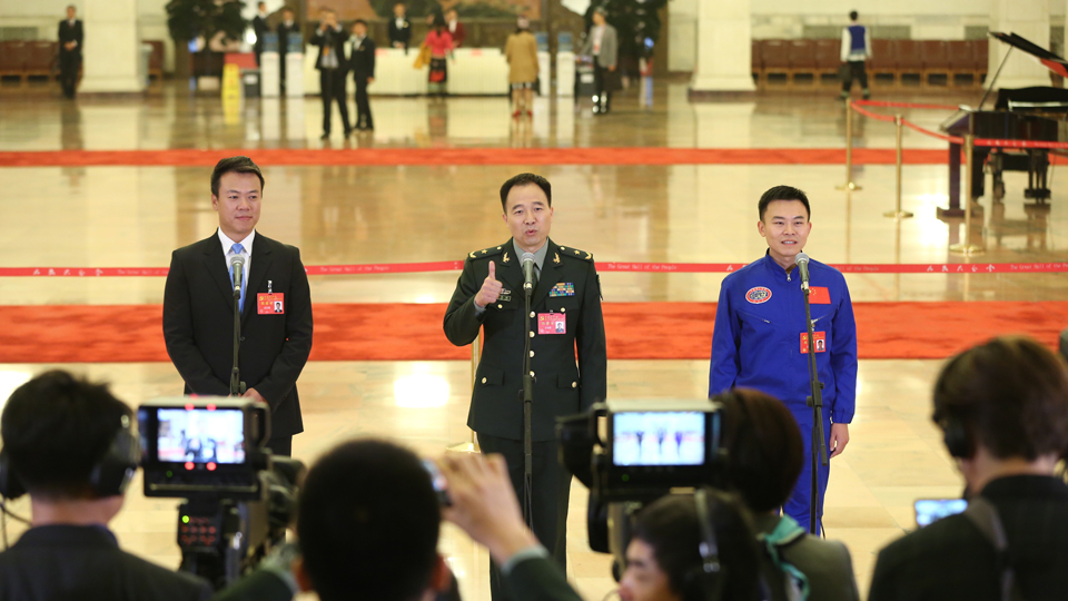 趙宏博、景海鵬、唐嘉陵代表接受采訪