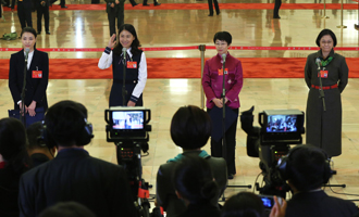 吳敏霞、杜玉濤、蒙曼、盧麗安代表接受采訪