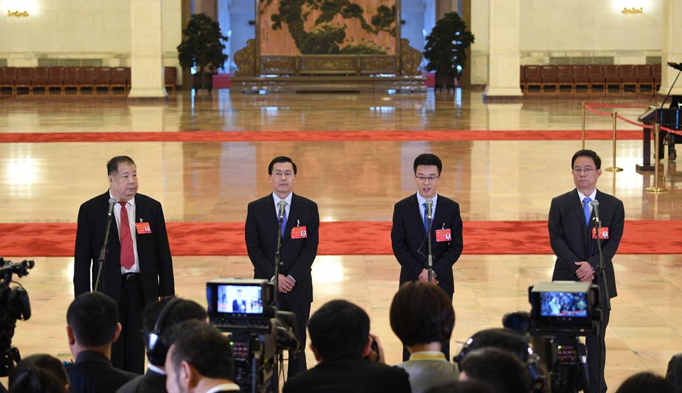 凌解放、王立平、徐川、黃一兵接受采訪