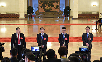 凌解放、王立平、徐川、黃一兵代表接受采訪