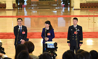 孟祥飛、李媛、曹先建代表接受采訪