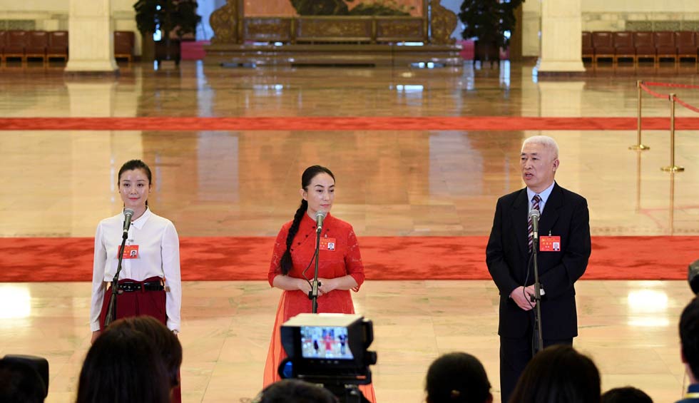 肖笑波、侯艷、徐俊接受采訪