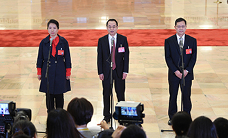 姜妍、康紅普、劉宗富代表接受采訪