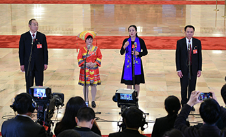 蔡松濤、杜麗群、楊小玲、賈立群代表接受采訪