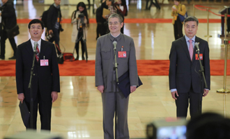 吳曉光、胡偉武、金東寒代表接受采訪