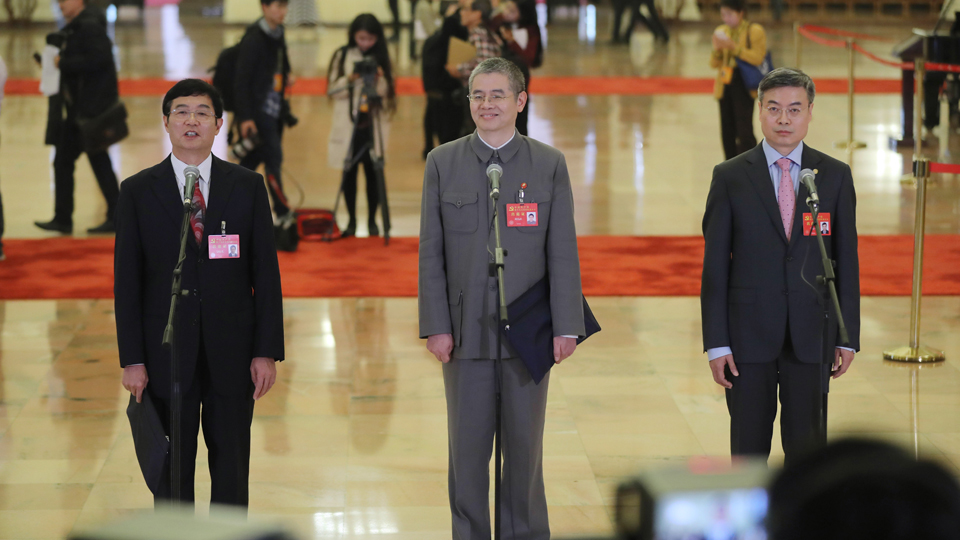 吳曉光、胡偉武、金東寒代表接受采訪