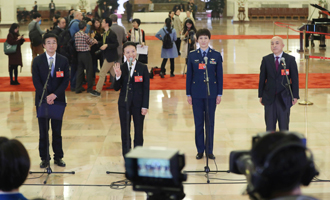 王辰、楊潔、劉文力、王旭東代表接受采訪