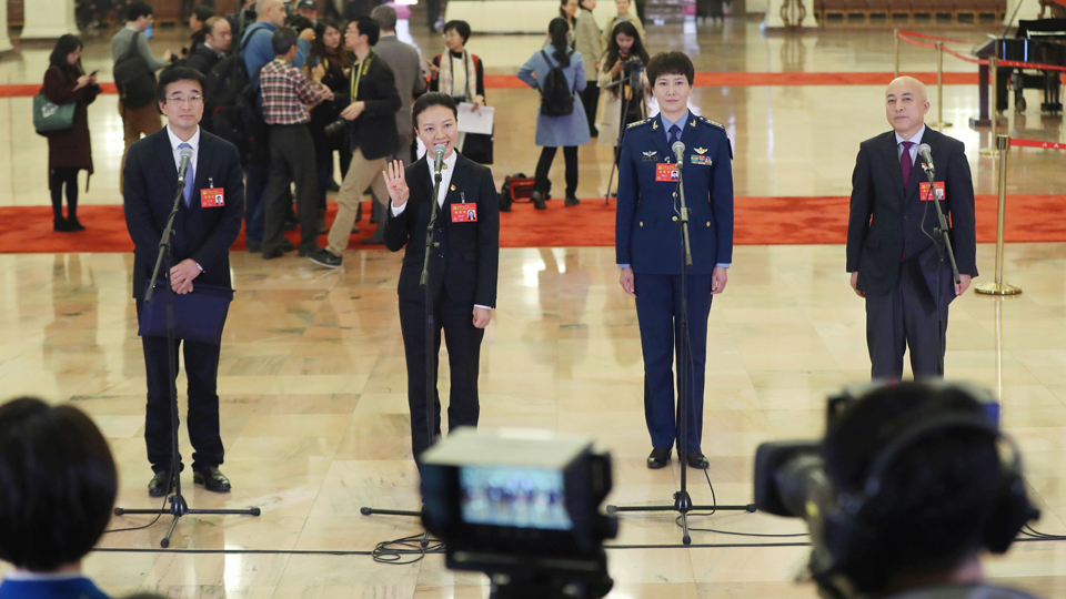 王辰、楊潔、劉文力、王旭東代表接受采訪