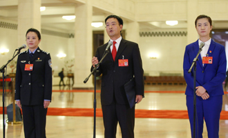 李貝、裴春亮、丁寧代表接受采訪