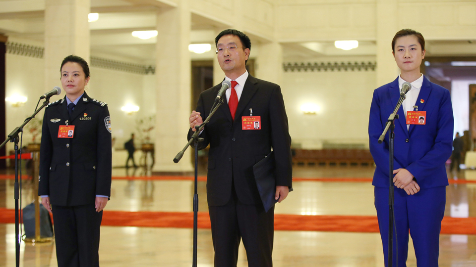 李貝、裴春亮、丁寧代表接受采訪