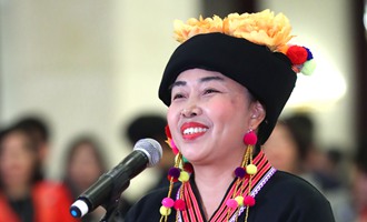 全國政協(xié)委員張敏在&ldquo;委員通道&rdquo;接受采訪