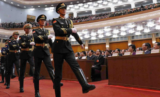 陸?？杖妰x仗兵正步行進(jìn)至主席臺(tái)前