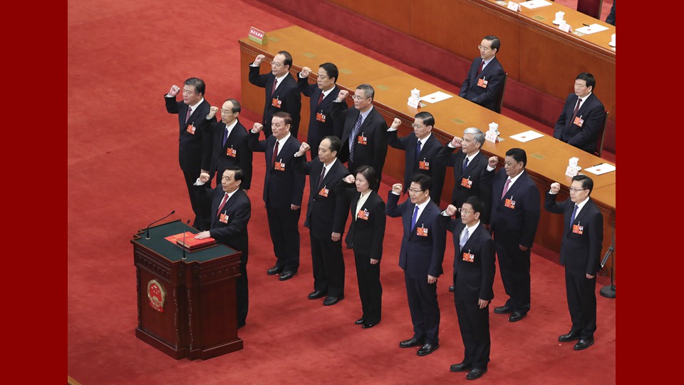 新當選的全國人大常委會副委員長、秘書長進行憲法宣誓