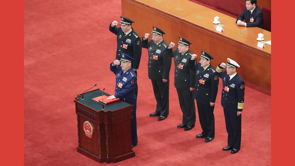 中央軍委副主席、委員進行憲法宣誓