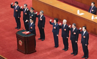 國(guó)務(wù)院副總理、國(guó)務(wù)委員、秘書(shū)長(zhǎng)進(jìn)行憲法宣誓