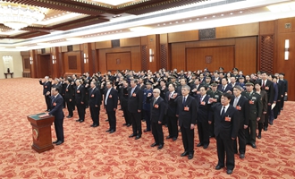 十三屆全國(guó)人大專(zhuān)門(mén)委員會(huì)組成人員進(jìn)行憲法宣誓