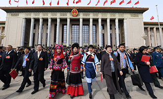 閉幕會(huì)后，代表走出人民大會(huì)堂