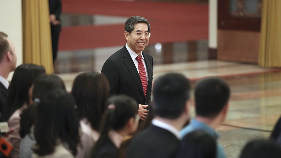 馬建堂步入&ldquo;部長通道&rdquo;，準(zhǔn)備接受采訪