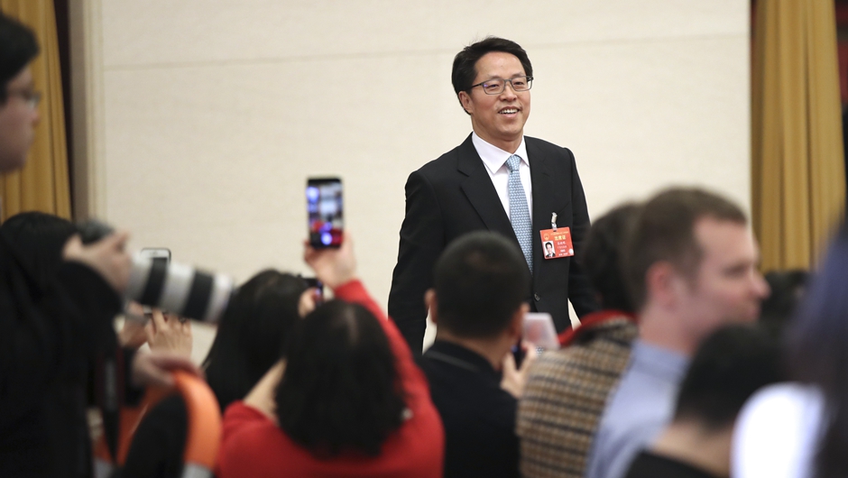 張曉明步入&ldquo;部長通道&rdquo;，準(zhǔn)備接受采訪