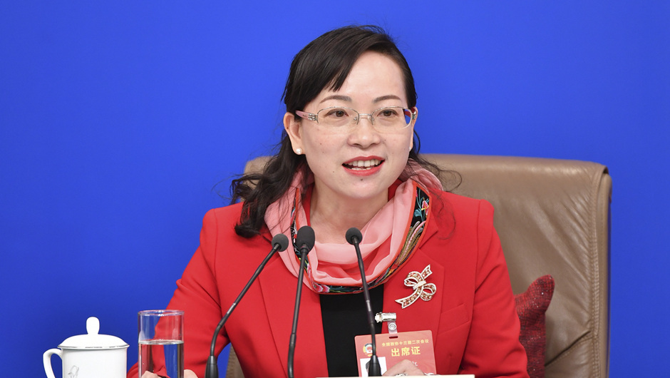 全國(guó)政協(xié)委員、湖南省湘西土家族苗族自治州政協(xié)副主席 石紅