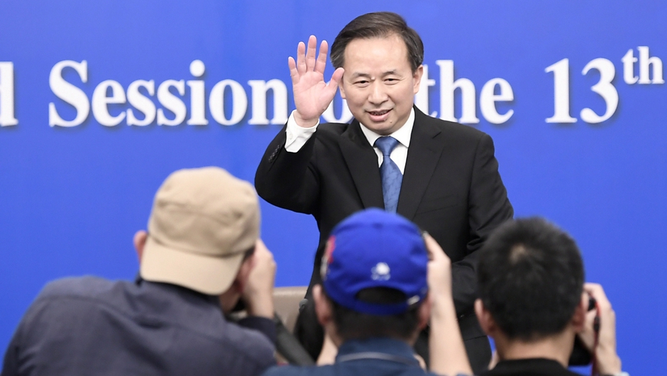 記者會開始前，李干杰向記者致意