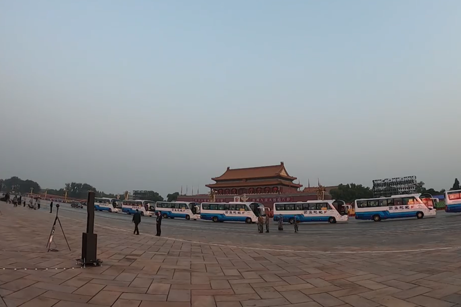 10月1日清晨的天安門(mén)城樓和長(zhǎng)安街，燈火通明，正在準(zhǔn)備慶祝大會(huì)的工作人員雖然緊張忙碌，但仍顯得井然有序