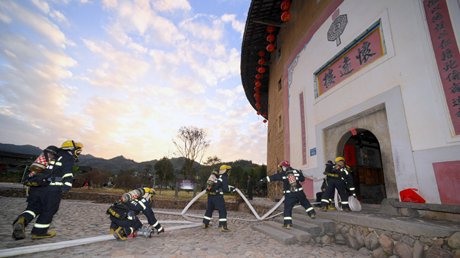 福建南靖：守護世遺土樓的&ldquo;火焰藍(lán)&rdquo;