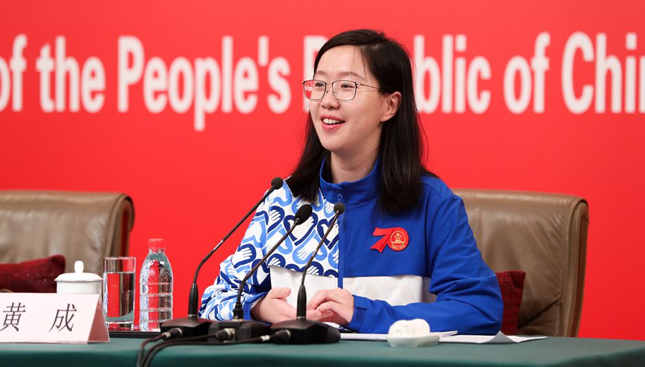 志愿者代表、清華大學(xué)經(jīng)濟(jì)管理學(xué)院四年級(jí)博士生黃成介紹相關(guān)情況