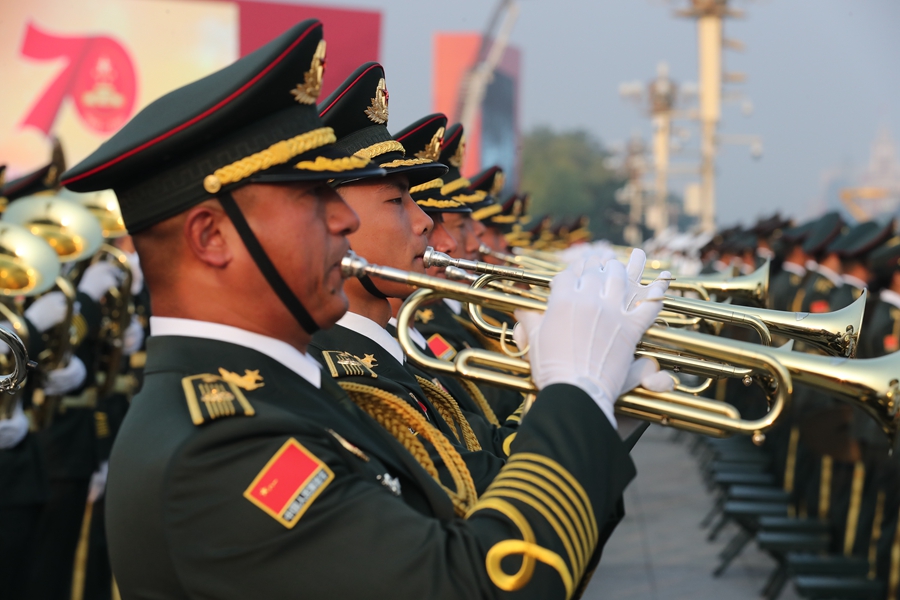 解放軍聯(lián)合軍樂(lè)團(tuán)在廣場(chǎng)就位后進(jìn)行準(zhǔn)備工作和試奏。據(jù)了解，解放軍聯(lián)合軍樂(lè)團(tuán)此次演奏是從開(kāi)國(guó)大典至今歷次閱兵以來(lái)演奏曲目最多的一次，不少曲目是為此次閱兵量身打造的全新作品，此次也是歷次女演奏員最多的一次。