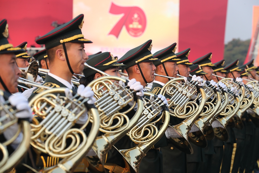解放軍聯(lián)合軍樂(lè)團(tuán)在廣場(chǎng)就位后進(jìn)行準(zhǔn)備工作和試奏。據(jù)了解，解放軍聯(lián)合軍樂(lè)團(tuán)此次演奏是從開(kāi)國(guó)大典至今歷次閱兵以來(lái)演奏曲目最多的一次，不少曲目是為此次閱兵量身打造的全新作品，此次也是歷次女演奏員最多的一次。